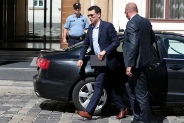 Božo Petrov je svakog tjedna putovao kući, novinari otkrili koliko nas je to koštalo