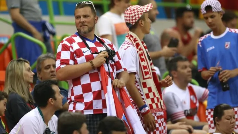 Navijači u nevjerici nakon &scaron;okantnog poraza rukometa&scaron;a