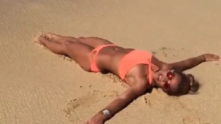 Seksi pjevačica oslobodila grudi na brodu