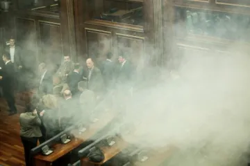 Dužnosnicima na kuće bacali ručne granate, u Parlamentu suzavac, a na Vladu nasrnuli kamenjem