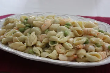 Brzinski ručak: &Scaron;koljkice s gamberima, gra&scaron;kom i limunom