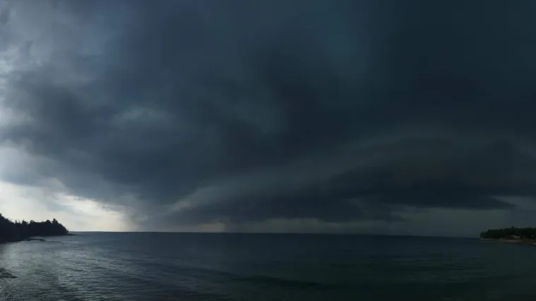 Jako nevrijeme zahvatilo zapadnu obalu Istre, u Novigradu se dan pretvorio u noć