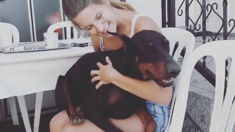 Nema tu hoće&scaron;-neće&scaron;, ja ti sjedam u krilo! Pa kakve ima veze &scaron;to je vruće?