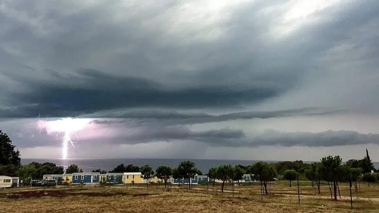Pogledajte kako se u trenu dan pretvorio u noć