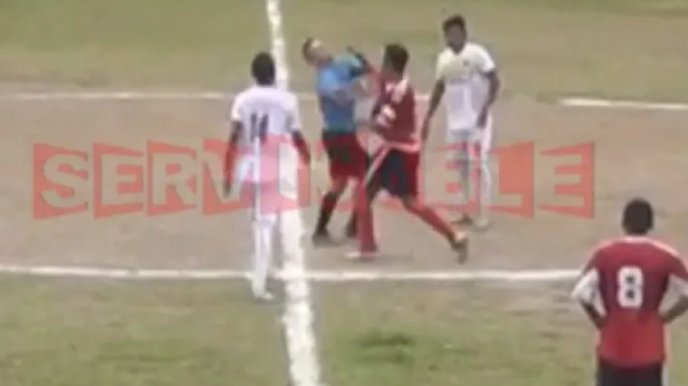 Sudac pokazao igraču crveni karton pa jedva izvukao živu glavu