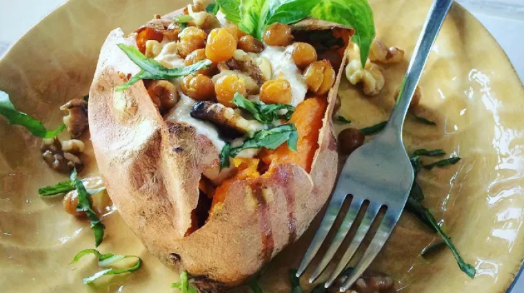 Brzinski ručak: Pečeni batat punjen slanutkom, mozzarellom, rajčicom i bosiljkom