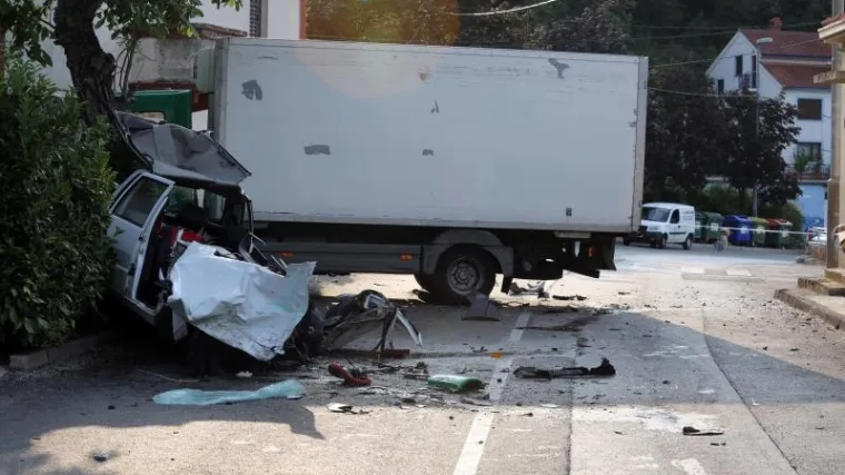 Mlada Riječanka se autom zabila pod kamion i poginula