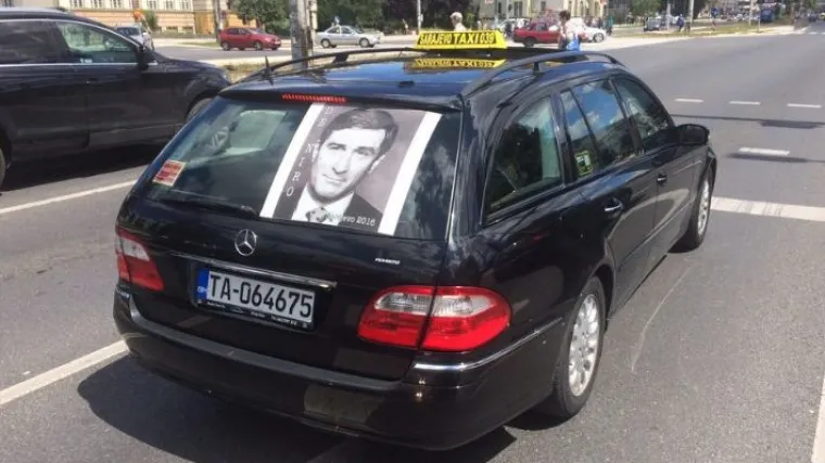 Sarajevski taksisti oblijepili svoja vozila fotografijama 'kolege' Roberta de Nira koji je danas stigao u grad