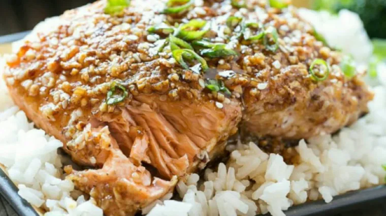 Brzinski ručak: Hrskavi losos s bademima i rižom u umaku od če&scaron;njaka i meda