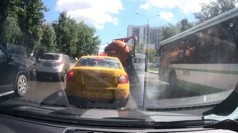 Trenutak u kojem kanalizacijska cisterna rasula svoj sadržaj posred ulice