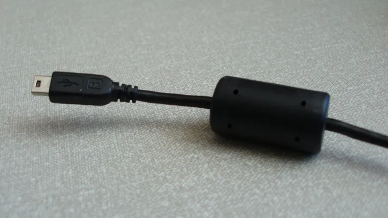 Čemu služi onaj veliki valjak na kablu za punjenje latopa?