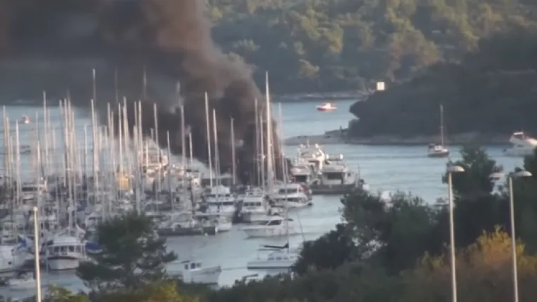 Ljudi skakali u more sa zapaljenog glisera, vatra zahvatila i druga plovila!