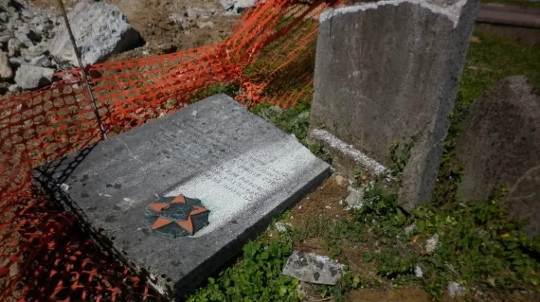 Spomenik na grobnici antifa&scaron;istima o&scaron;tećen slučajno &ndash; razbili ga radnici