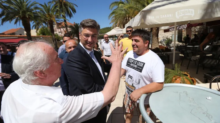 Plenković u Starome Gradu počeo izbornu kampanju HDZ-a: 'Nas ne interesira velika koalicija'