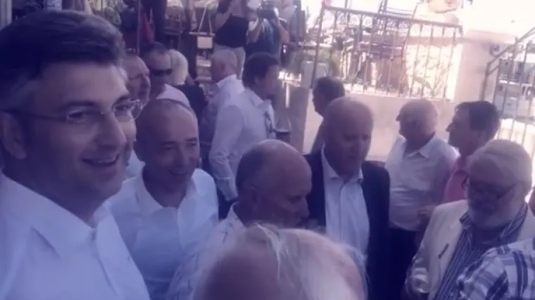 Poslu&scaron;ajte kako Andrej Plenković zvuči dok pjeva pjesmu Mi&scaron;e Kovača