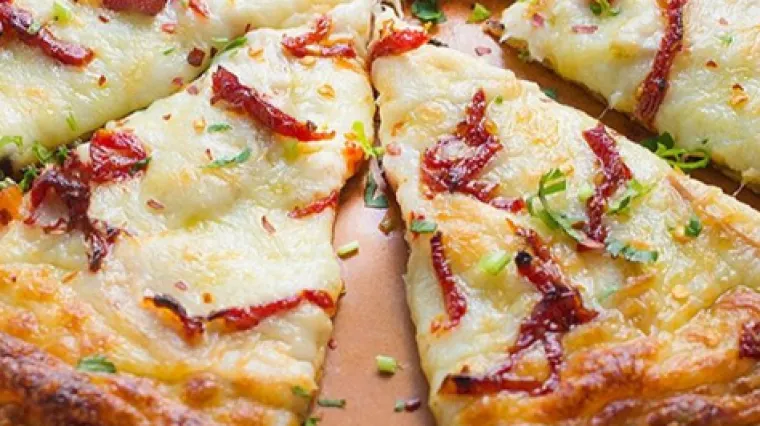 Brzinski ručak: Pizza sa sirom, piletinom i sočnim su&scaron;enim rajčicama