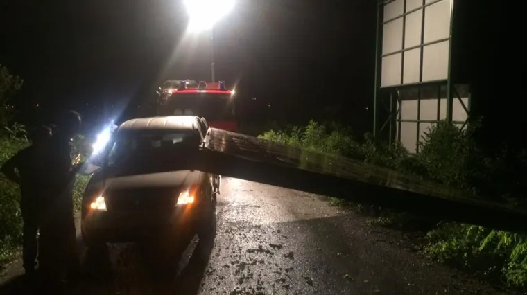 Za vrijeme oluje u Draganiću dva automobila poklopio reklamni pano kampa Slapić