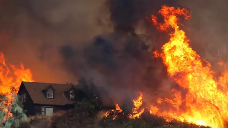 Plamena stihija hara Kalifornijom: evakuirano preko 82.000 ljudi, guverner proglasio izvanredno stanje