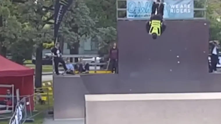 ČEK' DA TI STRIČEK POKAŽE: Zaštitar zaplijenio BMX pa usput izveo nekoliko akrobacija