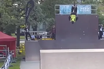 ČEK' DA TI STRIČEK POKAŽE: Zaštitar zaplijenio BMX pa usput izveo nekoliko akrobacija