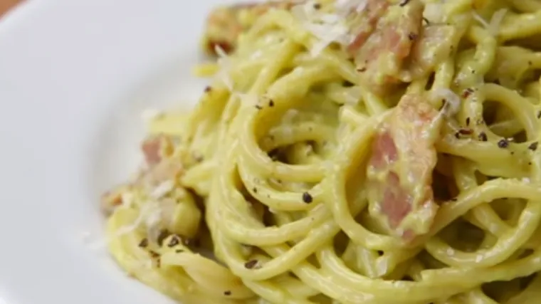 Brzinski ručak: &Scaron;pageti sa slaninom, parmezanom i pestom od avokada (koji nije komplicirano napraviti)