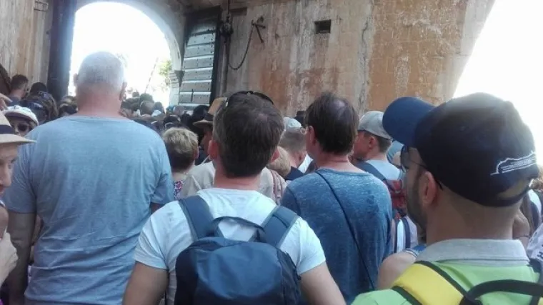 Svi pohrlili na Stradun (FOTO)