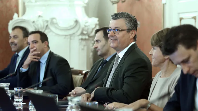 Tehnička Vlada prihvatila prijedlog odluke o financiranju tro&scaron;kova javnog prijevoza učenika srednjih &scaron;kola