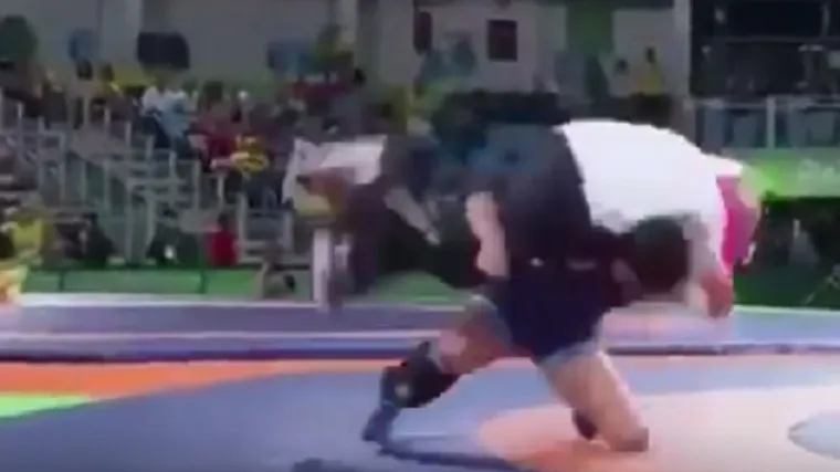 Japanka olimpijsko zlato proslavila bacajući trenera