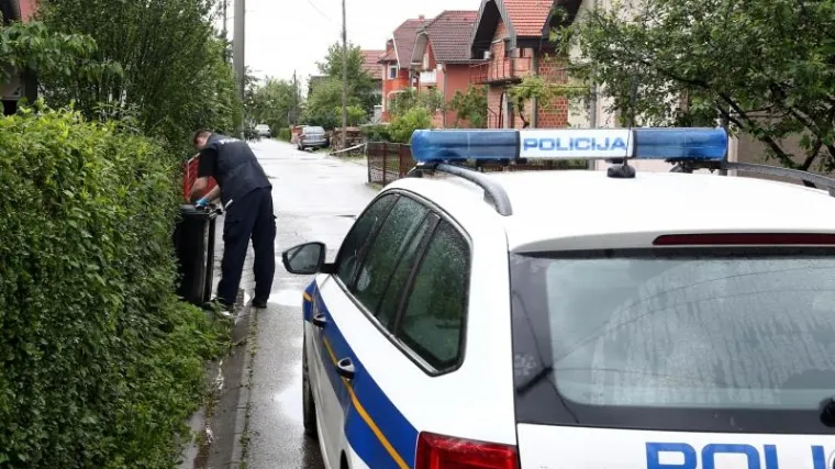 Vozilom naletio na dvije djevojčice, jedna ostala zaglavljena ispod automobila