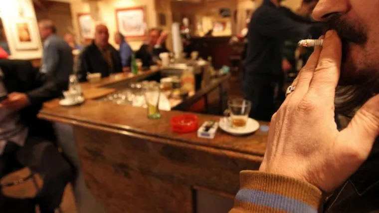 Vrijeđao konobaricu pa ga napale žene u kafiću i premlatile na podu