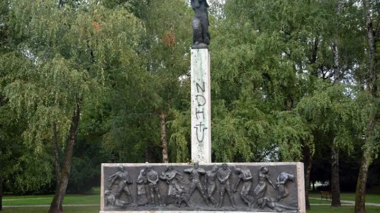 Ustaške poruke na spomeniku borcima NOB-a