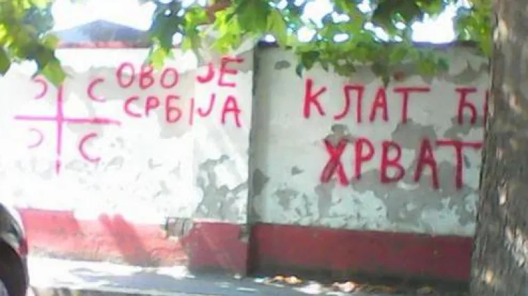 Četničkim sloganima i&scaron;arali zid na Aninom groblju