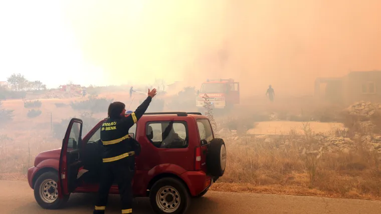Vatra se približila na nekoliko metara od kuća na Braču, vi&scaron;e od 40 vatrogasca lokaliziralo požar