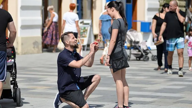 FOTOGALERIJA: Zaprosio djevojku u subotnje jutro na glavnom trgu u Varaždinu!