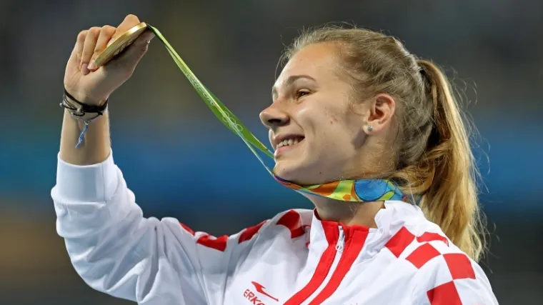 Senzacionalna Sara Kolak u suzama primila zlatnu medalju