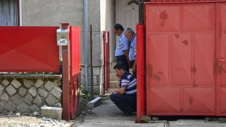 Branitelj se zatvorio u kuću, prijeti da će je dignuti u zrak i pobiti sve koji se približe!