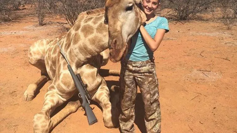 Iako joj prijete smrću, 12-godi&scaron;njakinja i dalje ponosno pozira s ubijenim životinjama