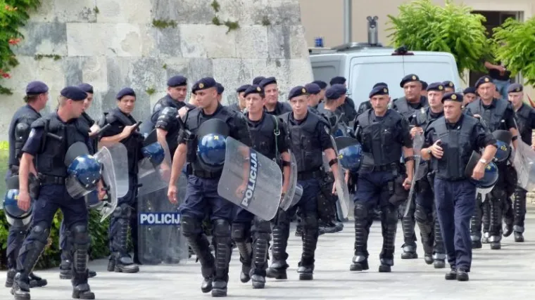 Privedena 34 huligana, jedna osoba u bolnici