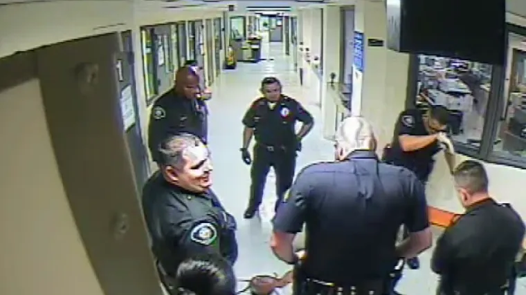 Nakon &scaron;to je doveden u pritvor zbog vožnje u pijanom stanju, policijaci ga istukli i ubili