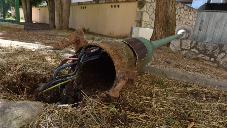 Nevrijeme poharalo obalu: vjetar ru&scaron;io stabla, ki&scaron;a poplavila ceste, u Puli se uru&scaron;io kameni zid