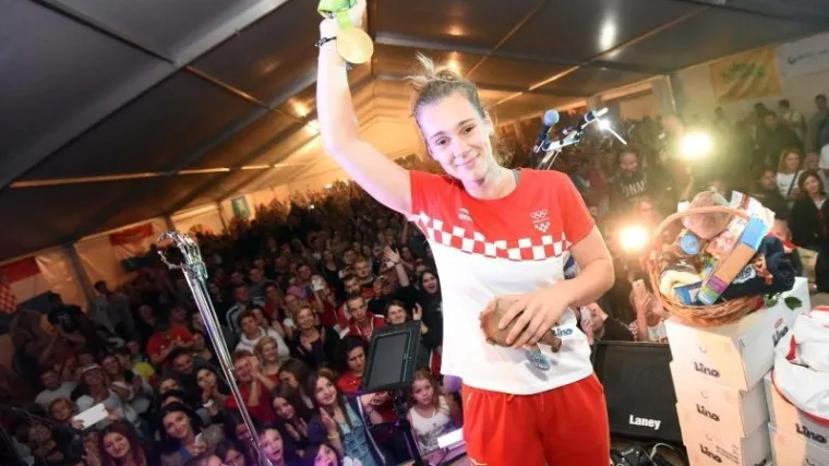 VIDEO: Pogledajte kako su Ludbrežani slavili sa Sarom Kolak