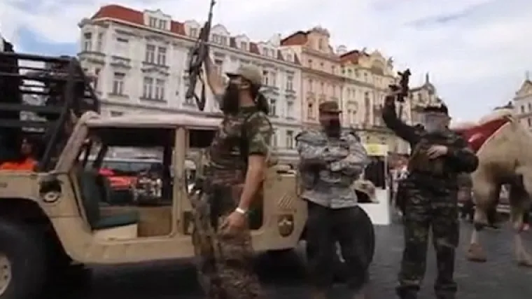 'Džihadisti' mahali oružjem u centru grada, turisti se razbježali!