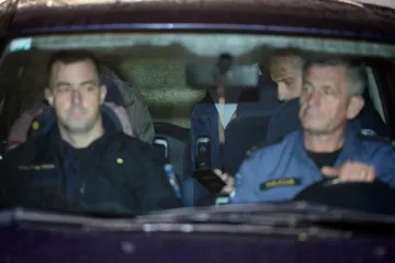 Mladog manekena prijatelji nemoćnog izbacili iz stana i ostavili da umre na ulici!