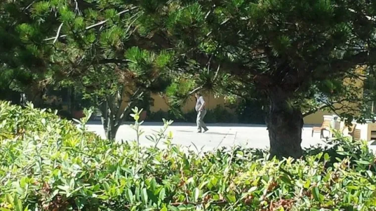 'Na parkirali&scaron;tu je, u sivoj majici, u ruci ima pi&scaron;tolj. Evo puca, puca, puca!'