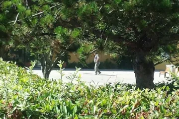 'Na parkirali&scaron;tu je, u sivoj majici, u ruci ima pi&scaron;tolj. Evo puca, puca, puca!'