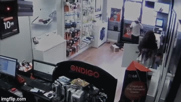 Lopovi ostali zaključani u trgovini, prolaznici im se smijali, snimali ih...