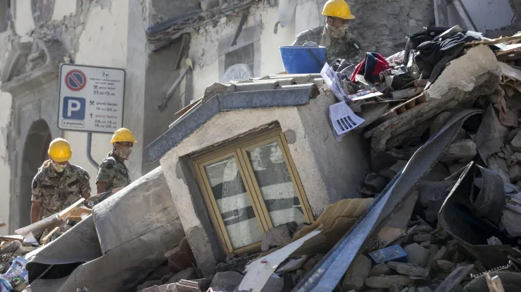 Novi potres pogodio Italiju: broj žrtava porastao na 73, spasioci tragaju za desecima nestalih