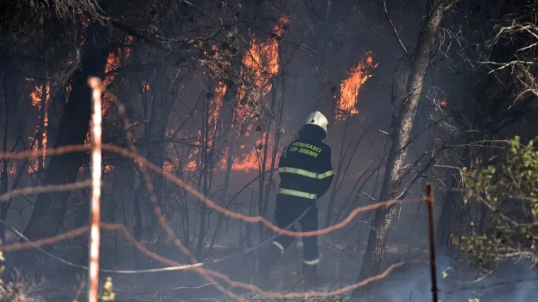 Postoji osnovana sumnja da su požari na &scaron;ibenskom području podmetnuti: policija obavlja obavijesne razgovore!
