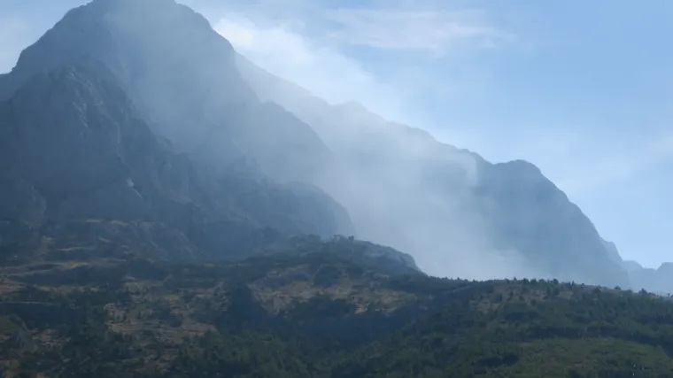 Pogledajte na kako nepristupačnom terenu vatrogasci vode bitku s vatrenom stihijom