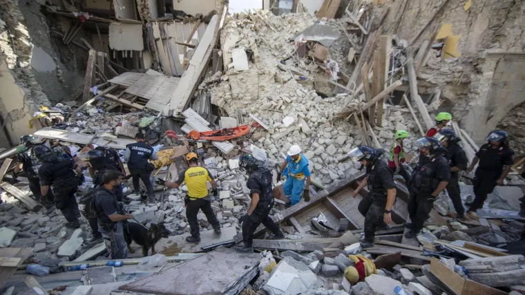 Talijanski premijer Renzi potvrdio da je u potresu poginulo najmanje 120 ljudi: 'To nije konačan broj'